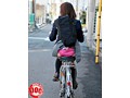 クラスの女子が、スカートがめくれ上がったまま気づかないでいるのを偶然見つけてしまった僕。ウブそうで可愛いあの子がまさかこんなド派手な下着を着けているなんて…。 そのギャップに興奮した僕は教えてあげなきゃ！と思いつつもパンツに釘付けになってしまい…