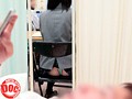 クラスの女子が、スカートがめくれ上がったまま気づかないでいるのを偶然見つけてしまった僕。ウブそうで可愛いあの子がまさかこんなド派手な下着を着けているなんて…。 そのギャップに興奮した僕は教えてあげなきゃ！と思いつつもパンツに釘付けになってしまい…