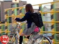クラスの女子が、スカートがめくれ上がったまま気づかないでいるのを偶然見つけてしまった僕。ウブそうで可愛いあの子がまさかこんなド派手な下着を着けているなんて…。 そのギャップに興奮した僕は教えてあげなきゃ！と思いつつもパンツに釘付けになってしまい…
