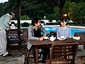「野ション中にヤられたインテリ女は小便をまき散らしながらも絶頂を我慢できない！」VOL.1