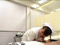 自力でトイレに行けない僕のお願いで、尿瓶を用意してくれた美人ナースさんに、朝勃ちしたギンギンのチ○ポを見せたら驚きつつも、こっそりヌイてくれた！ 2