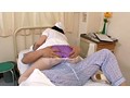 ナース服からくっきりと見えちゃうほど派手なパンティーをはいているナースは、患者からのセクハラを拒めないどころか、実は内心期待している！ 2