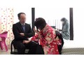 モニタリング 新一年生JD娘×父親 マジックミラーの向こうにはお母さん！ 18歳限定！！入学式直後の女子大生の娘とお父さんが2人きりの密室でHなミッションに挑戦！成長した娘の身体に触れた父親は理性を失いマジックミラー越しに見える母の目の前で…