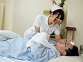 白衣の天使、降臨。 両腕を骨折した僕を看病してくれる可愛いナースにオナニーも出来ずガチガチに勃起したおちんちんを見せつけたら手コキしてくれたが、 射精しても勃起が治まらず、優しくて美人な看護師さんは僕に跨り激しい腰遣いで最後までヌイてくれた。