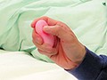 『何が入ってるの！？お願い！取ってぇ…！』いつも無防備で勝手な幼馴染が居眠りしている隙にローターをマ●コにこっそり挿入！？スイッチを入れたら幼馴染は大慌て！？必死にローターを取ろうとしてもどんどん奥に入って取れなくなっちゃった！？更にボクが取ってあげる…