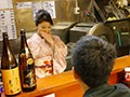 『こんなおばさんの裸見たってしょうがないでしょ？』酔っ払い客のあしらいには慣れた下町居酒屋の女将でも好みの客には抱かれたくて誘われても拒まない