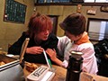 『こんなおばさんの裸見たってしょうがないでしょ？』酔っ払い客のあしらいには慣れた下町居酒屋の女将でも好みの客には抱かれたくて誘われても拒まない
