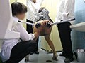 息子の同級生にトイレで脅迫され、失禁しながらも性奉仕する母親 10名300分
