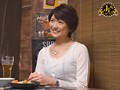 「おばさんを酔わせてどうするつもり？」若い男女で溢れ返る相席居酒屋で一人呑みしている熟女を狙い撃ちで口説いてお持ち帰り！寂しさと欲求不満が募った素人奥さんの乾いたカラダはよく濡れる！！VOL.25
