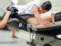 歯科助手さんのおっぱいが当たっちゃう治療院