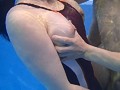 【特選アウトレット】 地元プールの水泳教室の参加者は僕1人だけ…。競泳水着のハミ乳ハミ尻のインストラクターのマンツーマン指導で大興奮！水着ズラしてヌルッとチ○コ挿入したら膝ガクしまくりながらイキ乱れた！