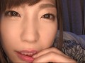 至近距離に彼女がいるのに耳元でコソコソ口説いてくるささやき誘惑中出し 美谷朱里