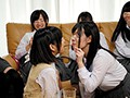 娘のうぶな同級生たちと父親1人で初めての王様ゲーム！学校帰りで我が家に集まった娘の同級生たち。どこから聞いてきたのかみんなで王様ゲームをしている！ さすがに命令はカワイイものだったのだが、大人の私に本格的な王様ゲームを教わりたいと言うので…