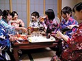 彼氏がいないお姉ちゃんの友達（巨乳でかわいいのに）がお祭り後に浴衣姿でヤケ酒宅飲みしてたら爆睡してとんでもなくエロい光景に！お祭り後、姉がやや落ち込み気味の友達を家に連れてきた！かわいい浴衣を着てナンパされることを期待して行ったお祭りで何もなかった…
