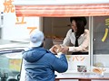 長●まさ●激似と巷で噂の行列の出来る移動メロンパン屋の美少女看板娘ちさちゃん SEXがエロ過ぎて緊急AVデビュー！！