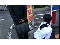 濃い色の下着なのに白いシャツを着ている女性をじっと見ていたら
