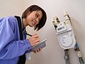 皆のねとられ投稿話を再現します ガス検針員をやっている嫁が料金未納の中年男に寝盗られました 紗藤まゆ