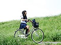 濡れ透けた制服を剥ぎ取られ雨の中で犯される女子校生 辻本杏