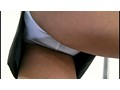 脚立に立って仕事に夢中なOLさんのパンチラ盗撮4
