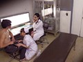 どんなEDインポも治します！フルボッキ保証！行列のできるED治療院のベテラン女医と看護婦がエロ過ぎてフル勃起したボク 突然パンツを脱げと命じられ女医とナースに見られ触られ…