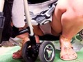 子育てママたちは隙だらけ！！完全盗撮！！ベビーカー越しに赤ちゃんをあやしている奥さん密着 パンチラ胸チラ2 96名