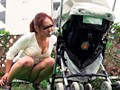 子育てママたちは隙だらけ！！完全盗撮！！ベビーカー越しに赤ちゃんをあやしている奥さん密着 パンチラ胸チラ2 96名