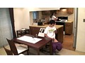 健気な派遣ヘルパーにわざと気がつくよう勃起チ○コを見せつけてやったら…ヤッてくれた
