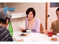 夫の寝ている横で息子の性技に溺れる母 竹内梨恵