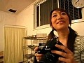 はじめて現場に来た新人カメラマンさんがあまりにもカワイイので「AV現場の常識だよ」とセクハラしまくり、最後にはファックまでしちゃいました！