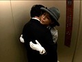 高級デパートのエレベーターを緊急停止させて、あたふたするエレベーターガールの前で、器のデカイ優しい男を演じてみたら、土下座してもヤレないレベルの女なのにヤレた！