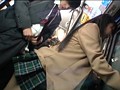 反抗期に差し掛かった名門私立校のお嬢様は、混み合う路線バスでお尻にチ○ポが当たった瞬間、腰を激しく擦り付けヤリまくっている！
