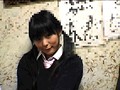 修学旅行先で、ホームシックにかかった［うぶ学生］は、大人に甘えたい本心から、大人の男を目で追い、ガッツリ抱きしめられたいと瞳で合図を送っている。だから目線を合わせるだけでキスを受け入れる！