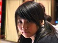 修学旅行先で、ホームシックにかかった［うぶ学生］は、大人に甘えたい本心から、大人の男を目で追い、ガッツリ抱きしめられたいと瞳で合図を送っている。だから目線を合わせるだけでキスを受け入れる！