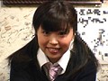 修学旅行先で、ホームシックにかかった［うぶ学生］は、大人に甘えたい本心から、大人の男を目で追い、ガッツリ抱きしめられたいと瞳で合図を送っている。だから目線を合わせるだけでキスを受け入れる！
