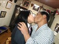 修学旅行先で、ホームシックにかかった［うぶ学生］は、大人に甘えたい本心から、大人の男を目で追い、ガッツリ抱きしめられたいと瞳で合図を送っている。だから目線を合わせるだけでキスを受け入れる！
