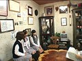 修学旅行先で、ホームシックにかかった［うぶ学生］は、大人に甘えたい本心から、大人の男を目で追い、ガッツリ抱きしめられたいと瞳で合図を送っている。だから目線を合わせるだけでキスを受け入れる！