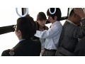 混み合うバスでお姉ちゃんにまさかの壁ドン！通学バスで一緒になったお姉ちゃんにバスが激しく揺れたせいで壁ドン状態に。体は密着し、顔と顔が近づき、唇と唇がふれあいそうになり微妙な感じに…。姉弟なのに今まで経験したことのない距離感にドキドキ状態が続き…