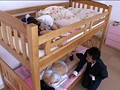 2段ベッドが揺れるほど感じる姉の喘ぎ声を聞いて発情しだす妹