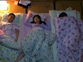 川の字で寝ていた姉が我慢できずに漏らす喘ぎ声を聞いて発情しだす妹
