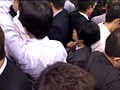 満員電車で小柄すぎて触られても押しつぶされ逃げられないショートカット娘