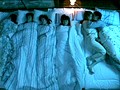 年末は大家族SP「2段ベッドが揺れるほど感じる姉の喘ぎ声を聞いて発情しだす妹」「川の字で寝ていた姉が我慢できずに漏らす喘ぎ声を聞いて発情しだす妹」「車中泊する車内を揺らして絶頂する姉の喘ぎ声を聞いて 発情しだす妹」 撮り下ろし3作品同時収録