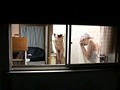 ベランダで通行人の視線を感じながら犯され欲情する人妻
