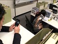 問題:休日出勤したら普段は意識していない黒髪、眼鏡で「地味子」と呼ばれている同僚がエロい私服で働いていました。 そんな彼女に勃起しながら声をかけると超恥じらい「何でもするから言わないで」って…こんな時どうすればいい！？