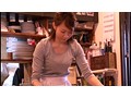 接客中に顔を紅潮させながら感じまくるパート妻 4 ～本屋、ファミレス、定食屋、マッサージ店～