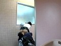 公園でお母さんに隠れて、ちっちゃい娘とお医者さんごっこ。