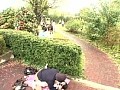公園でお母さんに隠れて、ちっちゃい娘とお医者さんごっこ。