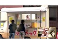 アクメ屋台がイクッ！！お客さんにバレないようにイキまくり！潮吹きまくり！ さとう遥希ちゃん 大堀香奈ちゃん