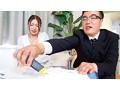 「恥ずかしいからもう見ないで…」無意識な誘惑（胸チラ、パンチラ、密着）で勃起させてしまう美人妻はオナニー手コキをさせても拒めない！