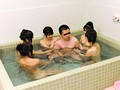 女の子の裸見たさに有名女子校の女子寮に忍び込もうとしたら捕まって軟禁されて女子校生達のオモチャにされちゃった（喜）