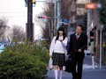 「このまま中出しレイプされる娘を見るか？それとも自分で娘に中出しするか？」と選択を迫られた父親はどうするのか…